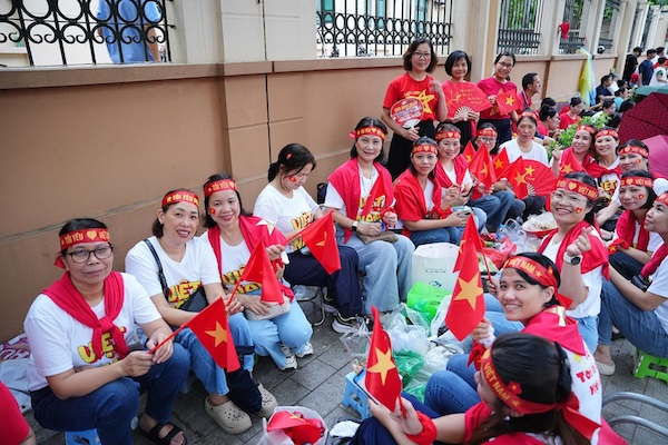 Les employes de la societe a responsabilite limitee a un seul membre Dong Xuan Textile et Kim mac trang phuc do Cong ty san xuat cung khan mau co do khi xem duyet chuong trinh dieu binh et dieu hanh. Anh: Thu Thuy