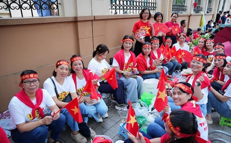 Workers of Dong Xuan Knitting Company Limited wore company-made clothes and red scarves when watching the parade and parade program. Photo: Thu Thuy