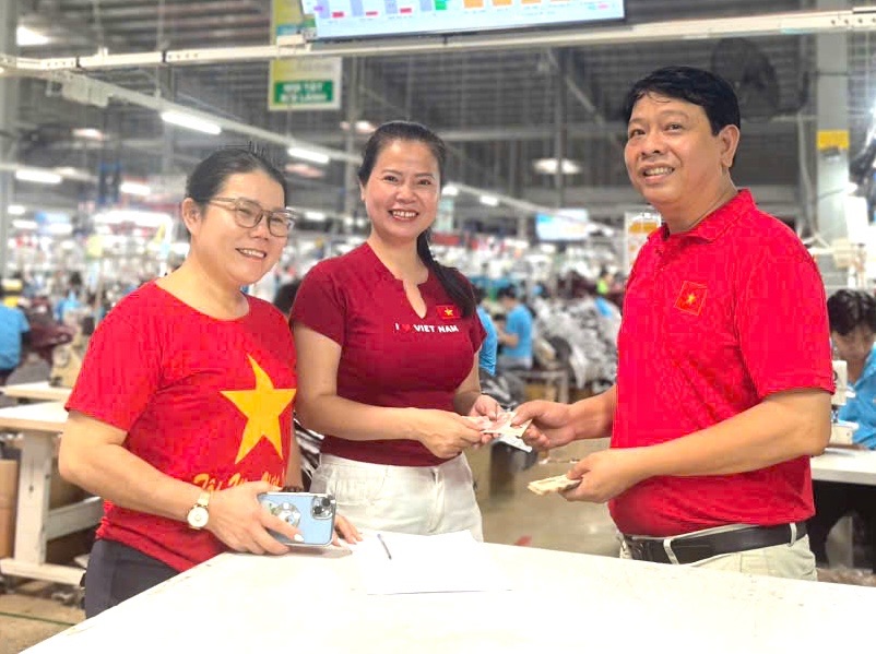 Empresa en Dong Nai gasta mas de 460 millones de VND en bonificaciones del 2 de septiembre para todos los miembros del sindicato y trabajadores. Foto: Compañia Anonima Dong Phu Cuong