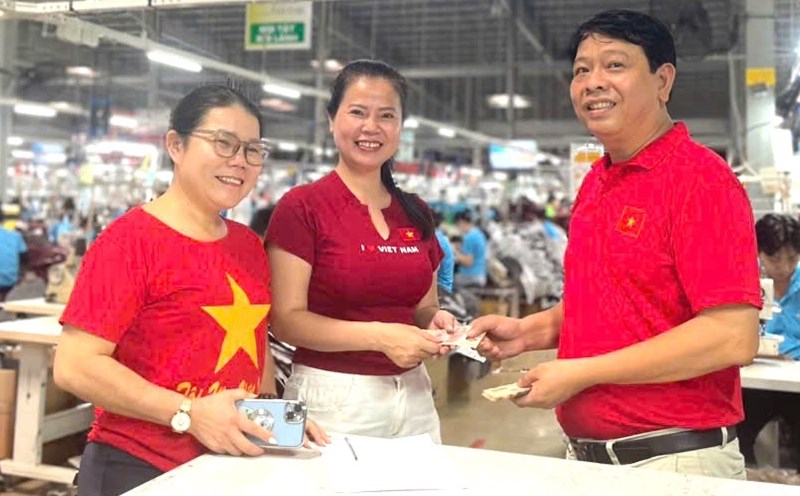The company in Dong Nai spent more than 460 million VND to give September 2 holiday bonuses to all union members and workers. Photo: Dong Phu Cuong Joint Stock Company