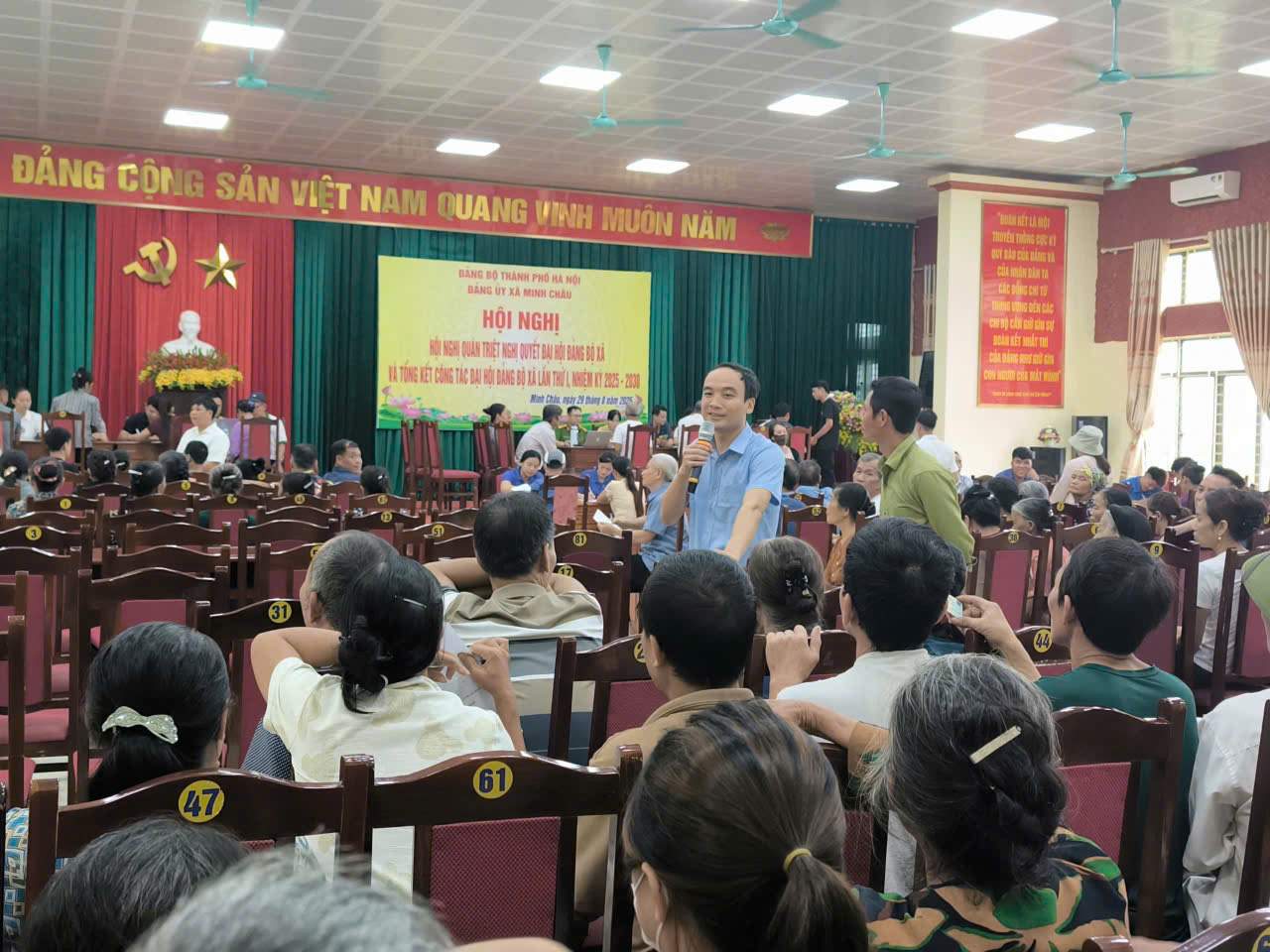 Xa Minh Chau, Ha Noi hoan thanh viec tang qua cho nguoi dan. Anh: Tuan Anh