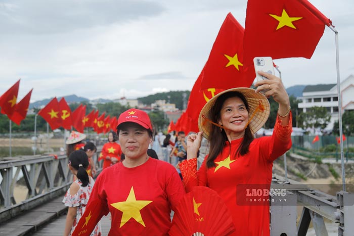 Dien Bien people check-in for the national flag at the historic Muong Thanh bridge. Photo: Quang Dat