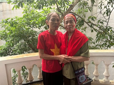 Cuu chien binh Trinh Thi Tuyet (ben phai) cung dong doi tai Ha Noi. Anh nhan vat cung cap