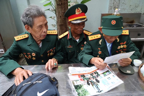 退役軍人は、Tran Trung Kienの家で英雄的な過去をレビューしました。写真：ミン・ハン
