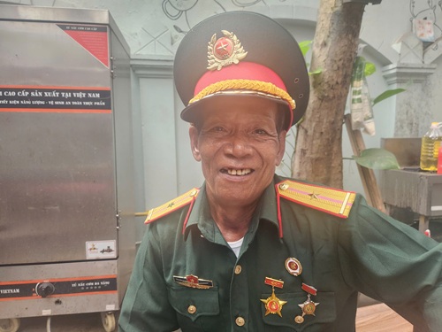 Cuu chien binh Nguyen Van Minh nguoi dan toc Cor vui mung khi lan dau tien duoc ra Thu do Ha Noi va duoc don tiep chu dao, an can. Anh: Minh Hanh 
