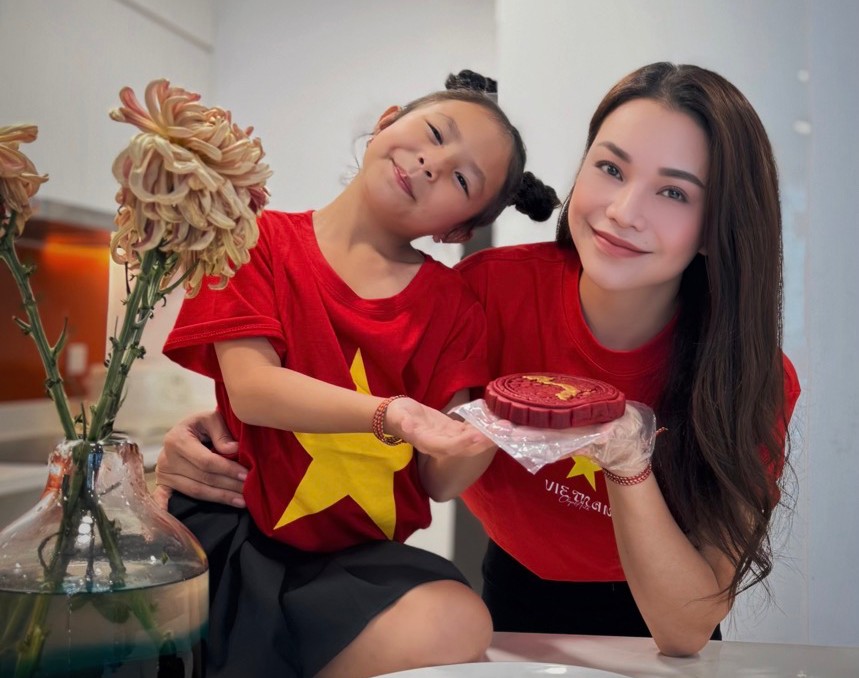 Trà Ngọc Hằng: “Tôi luôn dạy con tự hào khi là người Việt Nam”