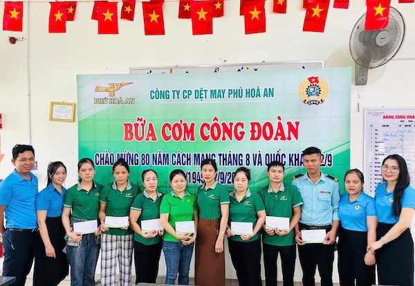 Phu Hoa An Textile Joint Stock Company entrega regalos para animar a los trabajadores. Foto: Thu Thuy