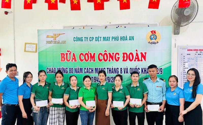Phu Hoa An Textile and Garment Joint Stock Company presented gifts to encourage workers. Photo: Thu Thuy