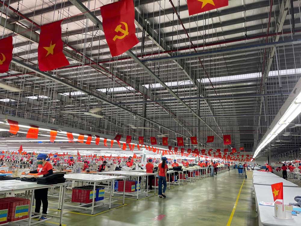 Los trabajadores de la Compañia Limitada Unipersonal Panko Tam Thang de Da Nang visten uniformes rojos con los colores de la Patria para celebrar el Dia Nacional del 2 de septiembre Foto: Sindicato de la Compañia Limitada Unipersonal Panko Tam Thang.