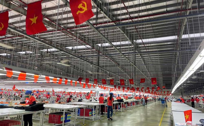 Workers of Panko Tam Thang Company Limited, Da Nang wear red uniforms carrying the Fatherland to celebrate National Day on September 2. Photo: Trade Union of Panko Tam Thang LLC.