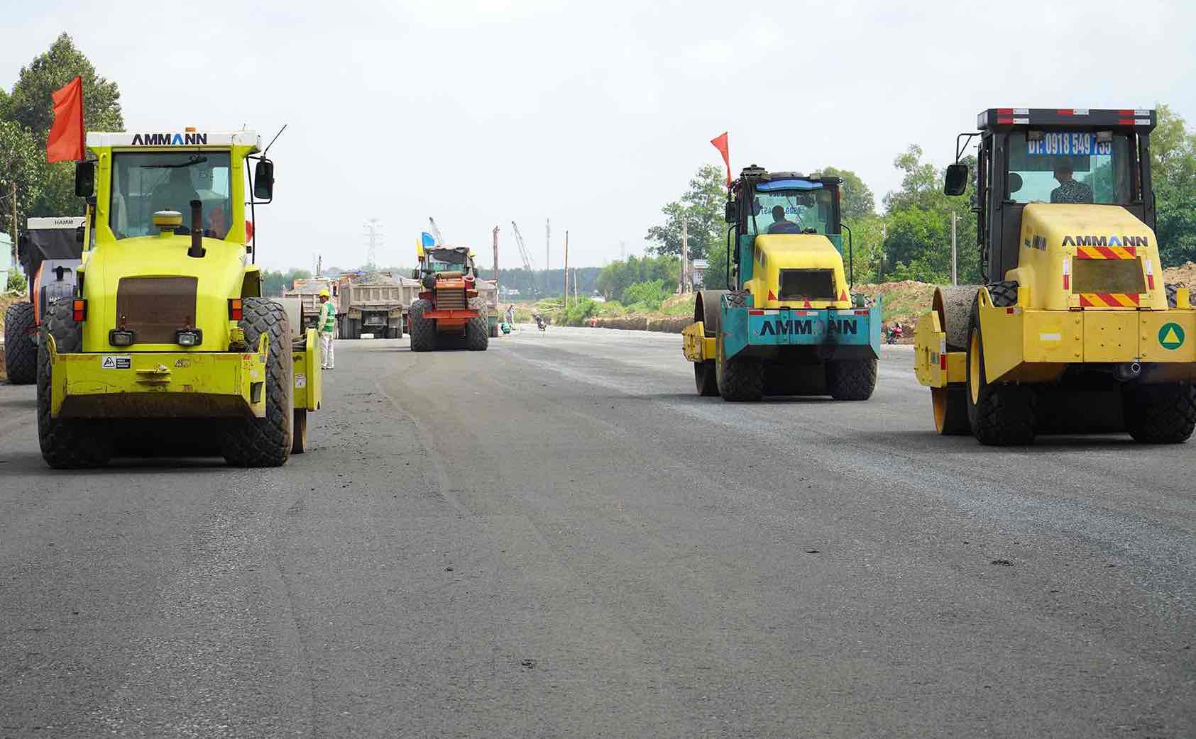 Construction de bien Hoa - Vung Tau Expressway a travers la province de Dong Nai. Photo: HAC