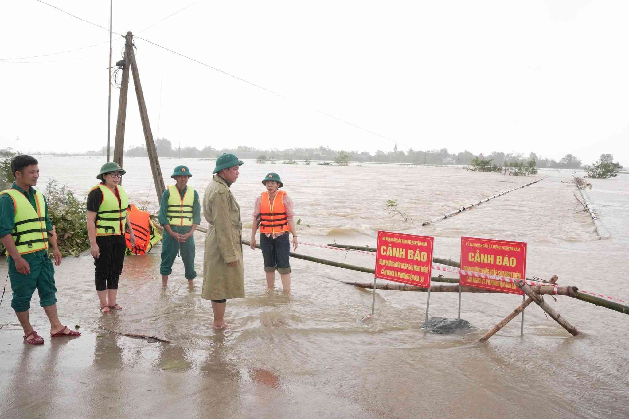 Floods and rains have caused water levels in the Lam River catchment area in Nghe An to rise, and localities have to raise warning signs. Photo: Thanh Tam