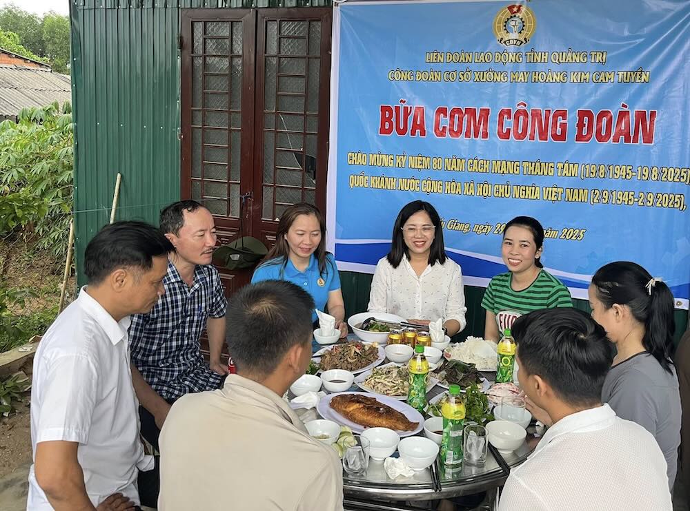 간부 간부 노동자들이 간담회 옆에 모여 있습니다. 따뜻한 간담회 노동조합 식사. 사진: 꽝찌 노동조합