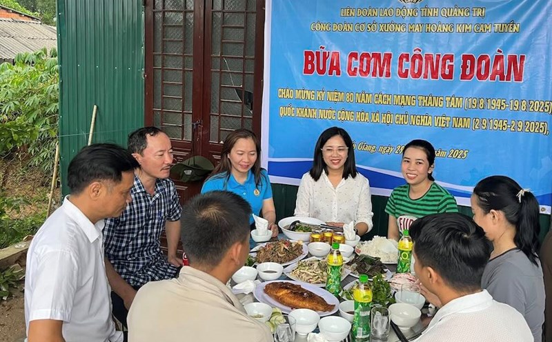Officers and workers gathered at the warm "Union Meal". Photo: Quang Tri Trade Union