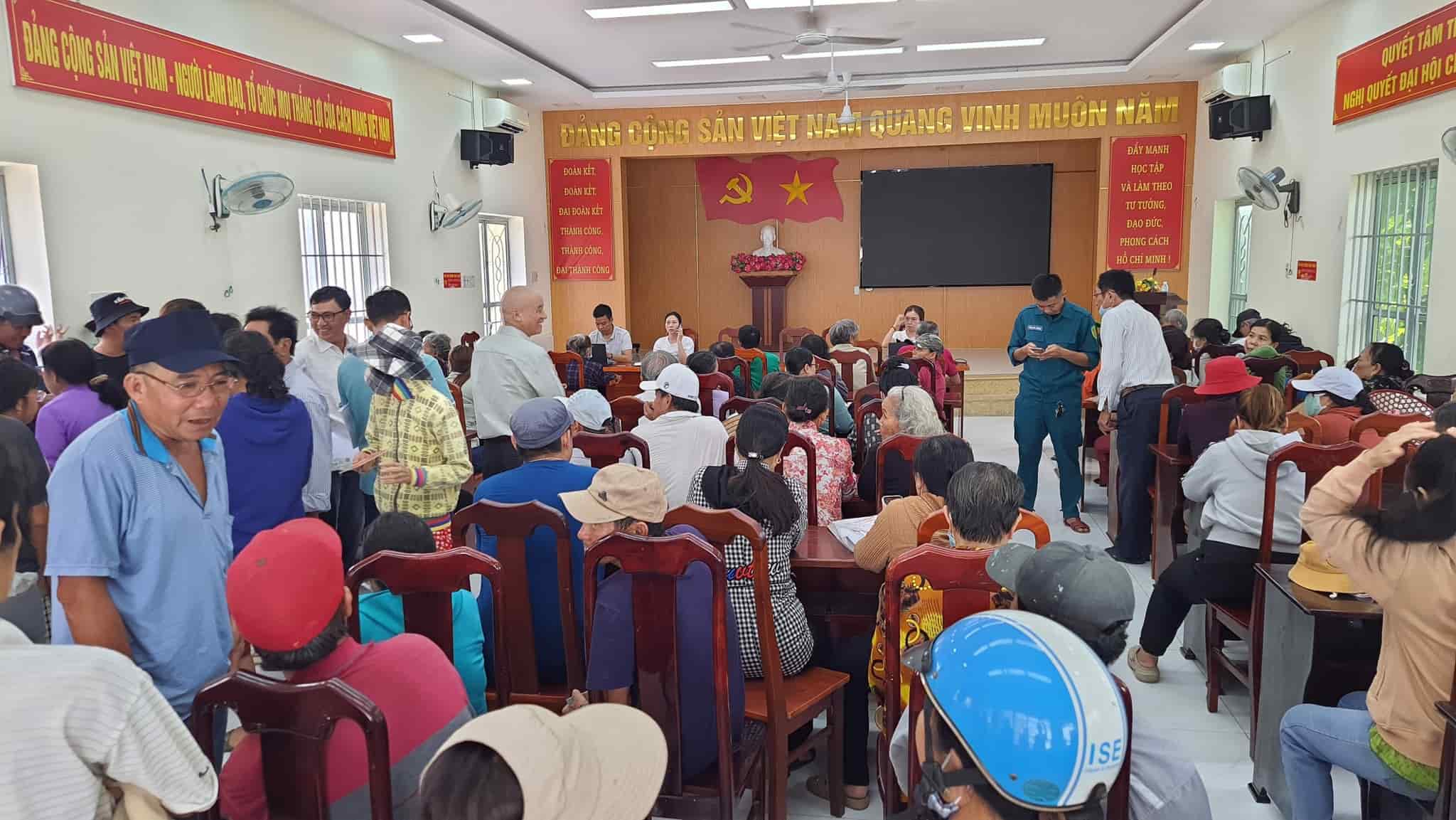 Les autorites travailleront pendant les jours feries pour avoir le temps de payer les cadeaux de la fete nationale du 2 septembre aux habitants de Khanh Hoa. Photo : Ky Nam