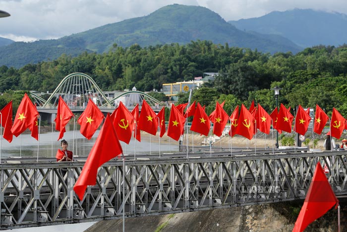 El puente Muong Thanh (barrio de Dien Bien Phu provincia de Dien Bien) brilla en rojo durante el Tet Doc lap. Foto: Quang Dat