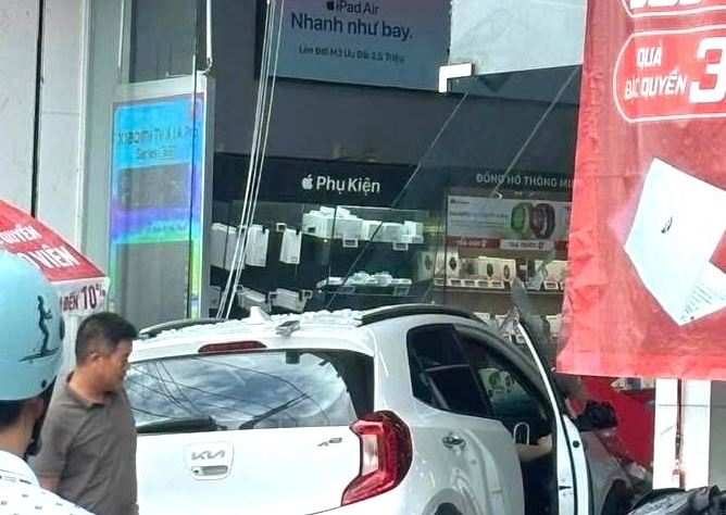 Scene of the car crash into a thoai business store in Dong Nai. Photo: Provided by the people