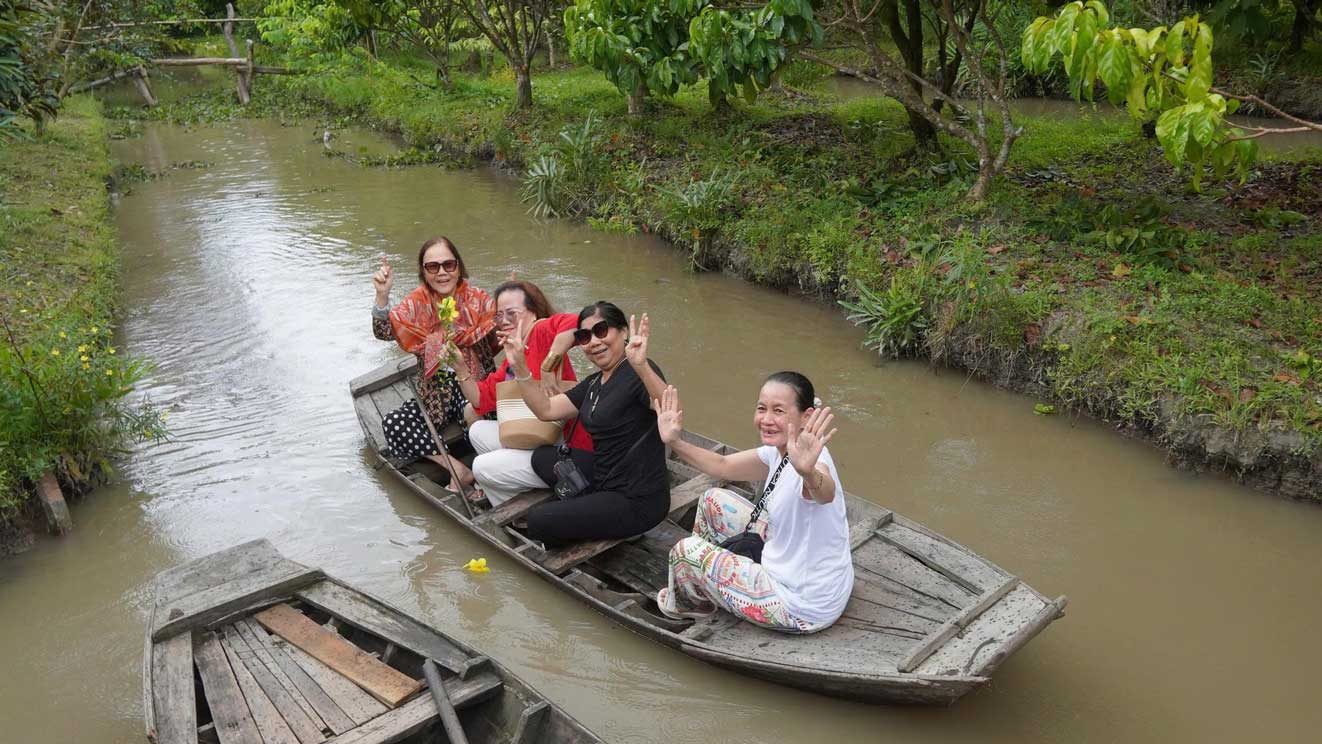 Du khach thich thu trai nghiem cheo xuong ba la tai 