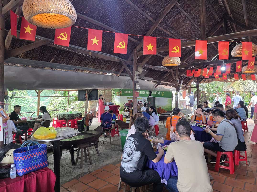 Du khach thuong thuc banh dan gian va cac tiet muc don ca tai tu tai Vuon sinh thai Tu Dung. Anh: Ta Quang
