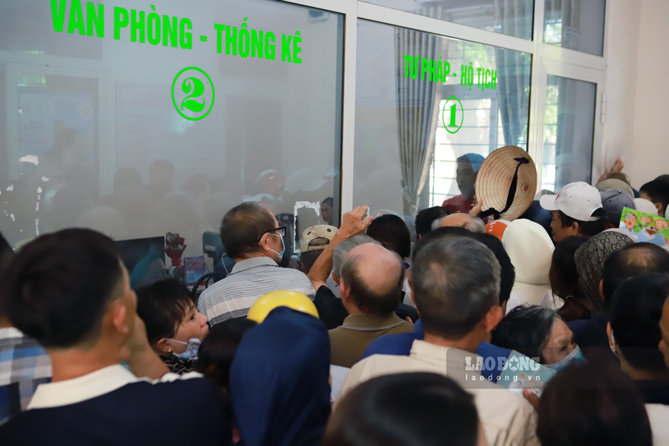 Truoc do, dem 30.8, So Tai chinh tinh Gia Lai da hoan tat viec chuyen hon 355 ti dong tien qua tang Quoc khanh 2.9 den tai khoan cua 135 xa, phuong trong tinh. Day la nguon kinh phi Trung uong phan bo de chi cho 3,55 trieu nguoi dan Gia Lai. Anh: Hoai Phuong