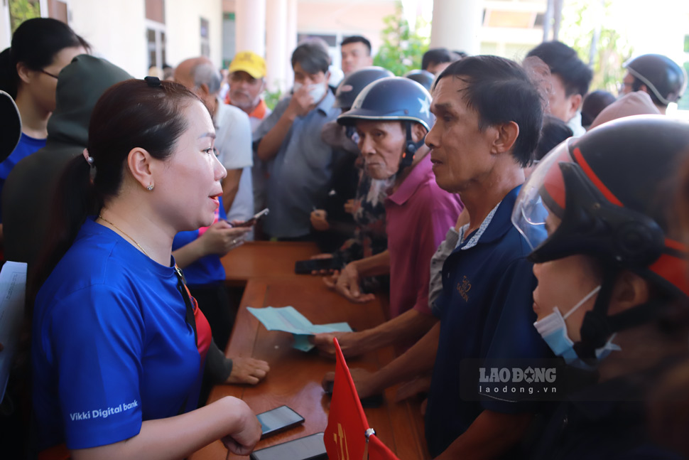 Ba Nguyen Thi Bich Hoa - Chu tich UBND phuong Quy Nhon Nam - cho biet, buoc dau trien khai co phat sinh mot so bat cap do luong nguoi dan den nhan tien rat lon. Tuy nhien, phuong da cu can bo, luc luong chuc nang lam viec xuyen le de ho tro nguoi dan.
