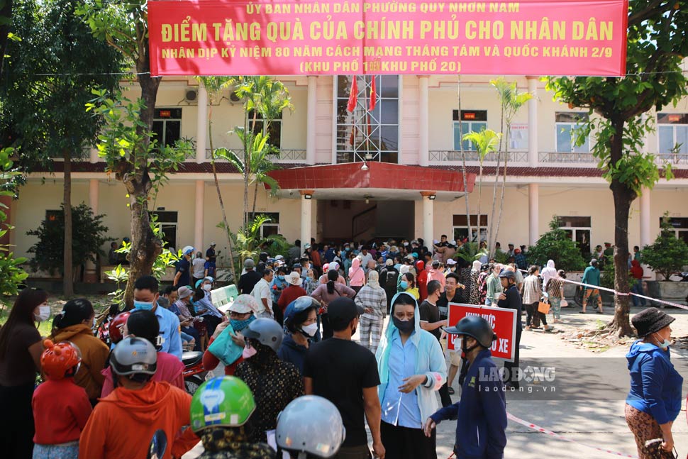 Chieu 31.8, UBND phuong Quy Nhon Nam dong loat trien khai 3 diem chi tien qua tang Quoc khanh 2.9 cua Chinh phu cho nguoi dan (100.000 dong/nguoi) toan phuong tai tru so UBND phuong so 146 duong Can Vuong; tru so Dang uy phuong so 70 duong Han Mac Tu va tru so Cong an phuong so 121 duong Tay Son. Anh: Hoai Phuong