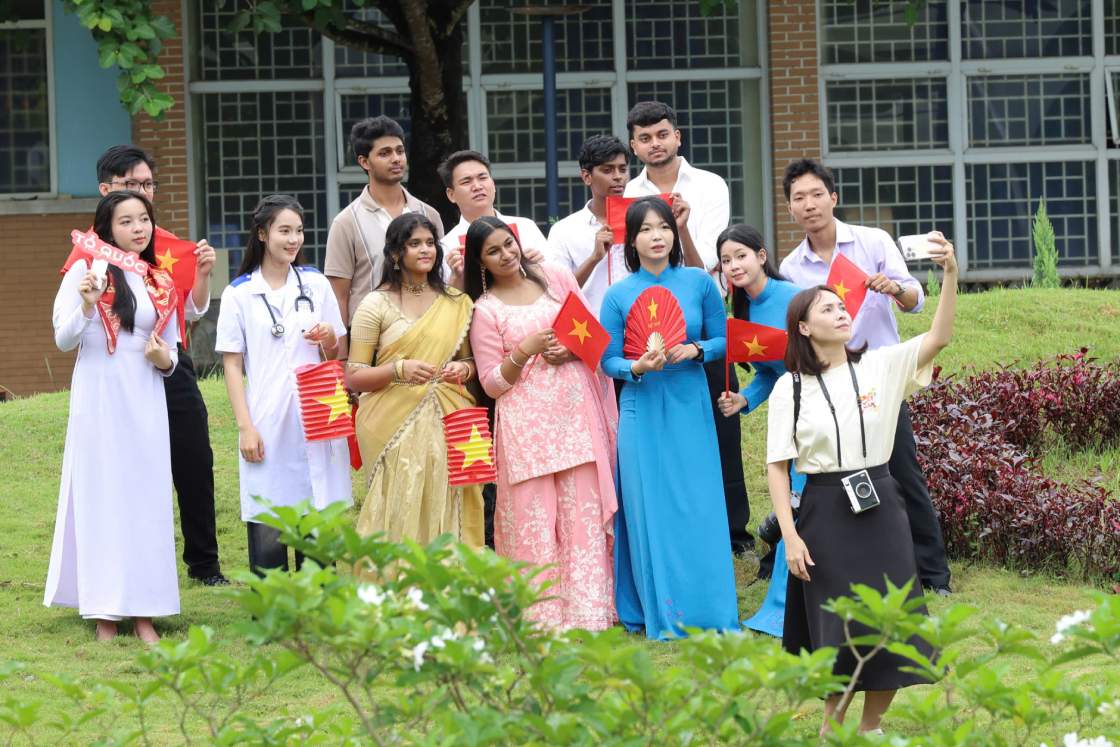Sinh vien Truong Dai hoc Y Duoc Can Tho han hoan chao mung Le Quoc khanh 2.9. Anh: Ta Quang