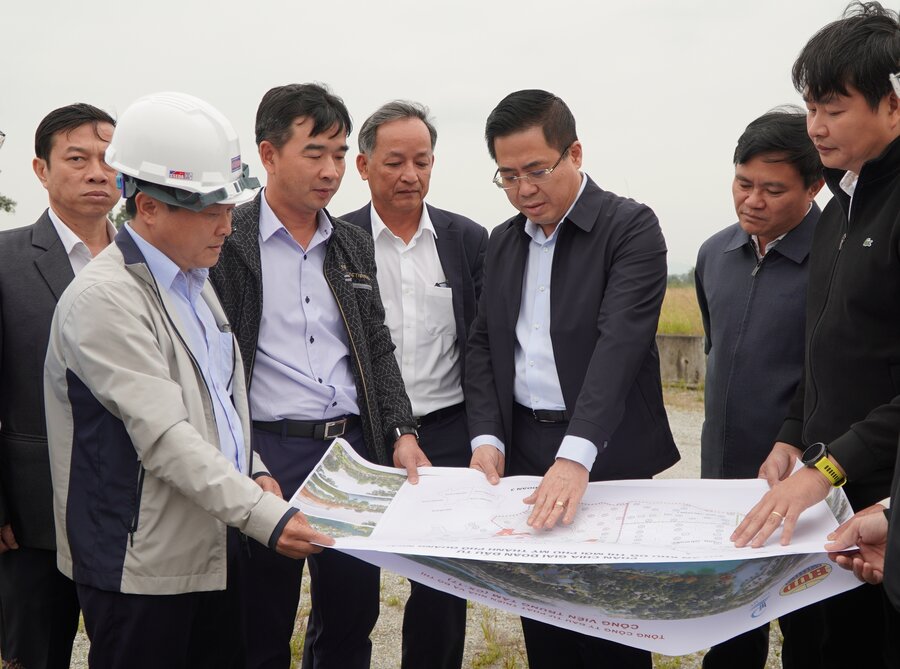 Ong Nguyen Hoang Giang - Chu tich UBND tinh Quang Ngai (thu 3 tu phai sang) kiem tra vi tri du kien xay dung nha o xa hoi thuoc Khu do thi moi Phu My. Anh: Vien Nguyen.