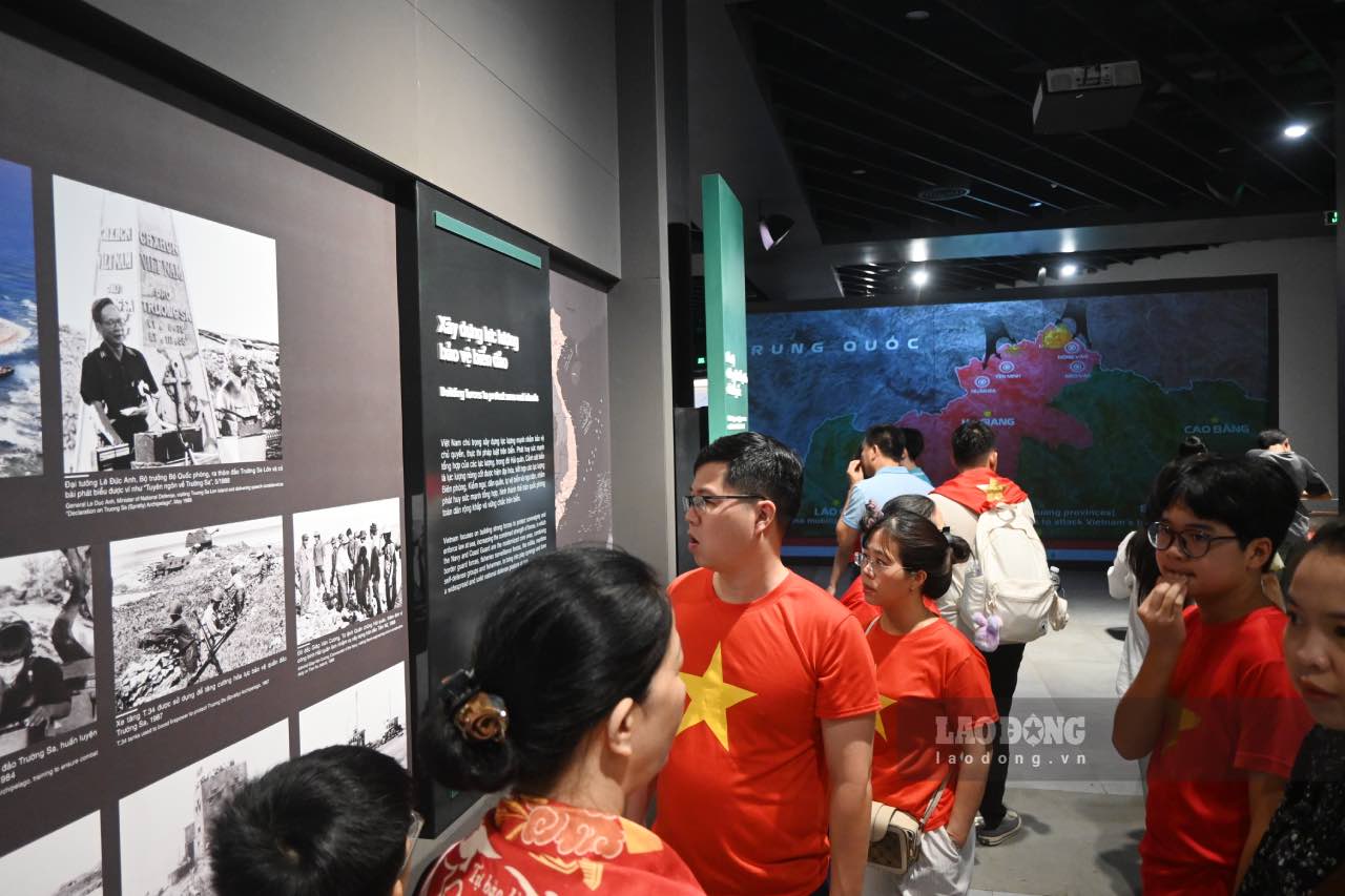 Nhieu du khach den tham quan tai bao tang lich su quan su Viet Nam trua ngay 31.8.2025. Anh: Thanh Nhan