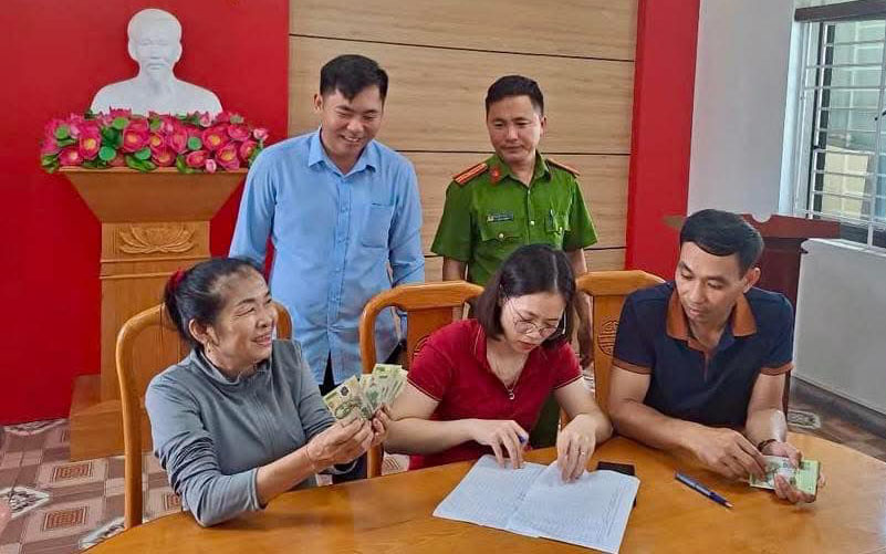Viec chi tra kip thoi tien qua Tet doc lap khien nguoi dan rat phan khoi. Anh: Minh Son.