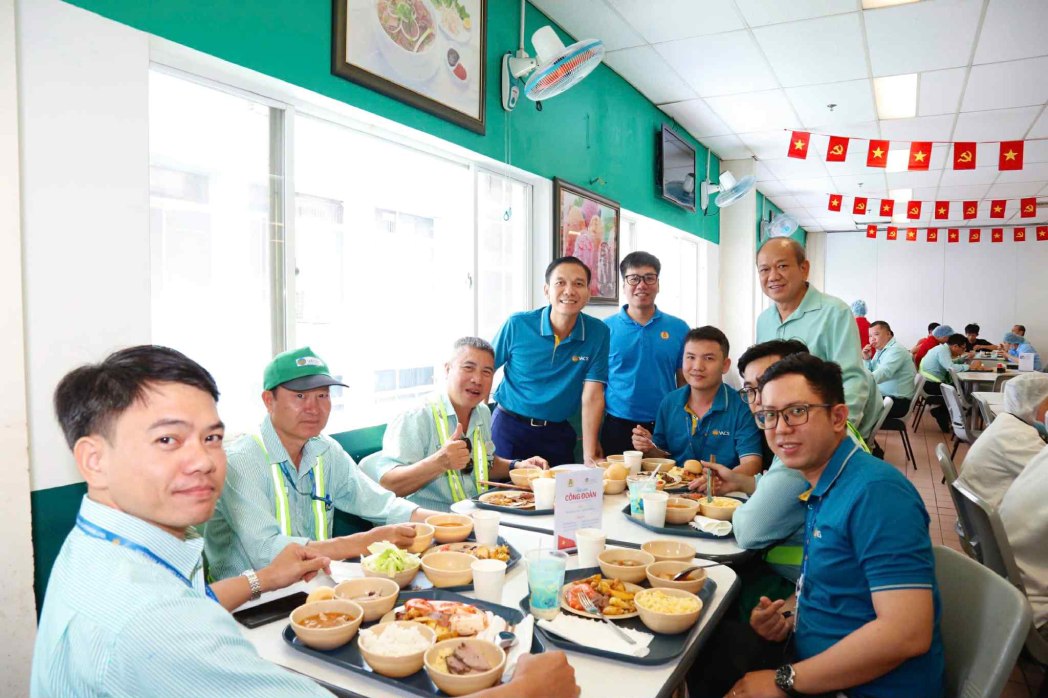 Representantes del Sindicato de la Corporacion General la Junta Directiva y el CDCS de VACS visitaron animaron y tomaron fotos de recuerdo con los trabajadores. Foto: Quang Minh