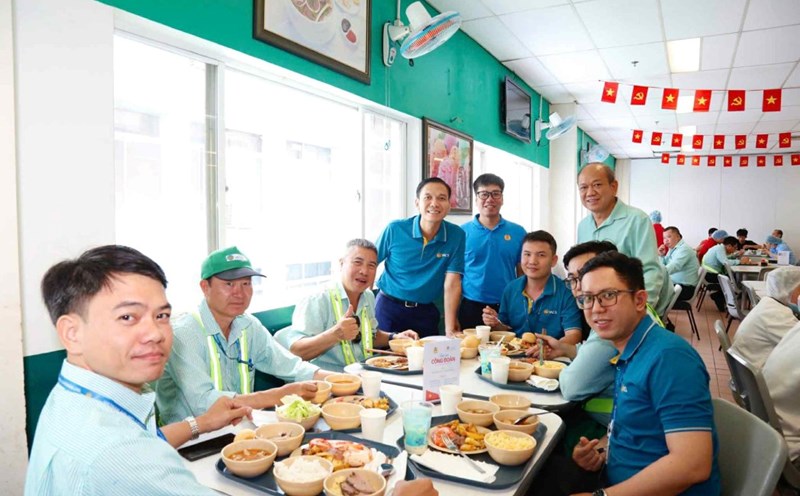 Representatives of the Corporation's Trade Union, the Board of Directors and the VACS Trade Union visited, encouraged, and took souvenir photos with the workers. Photo: Quang Minh