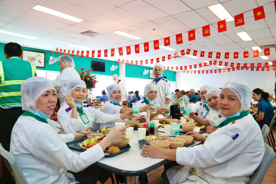 Doan vien, nguoi lao dong cung nhau thuong thuc Bua com Cong doan trong khong khi vui ve, gan ket. Anh: Minh Quang