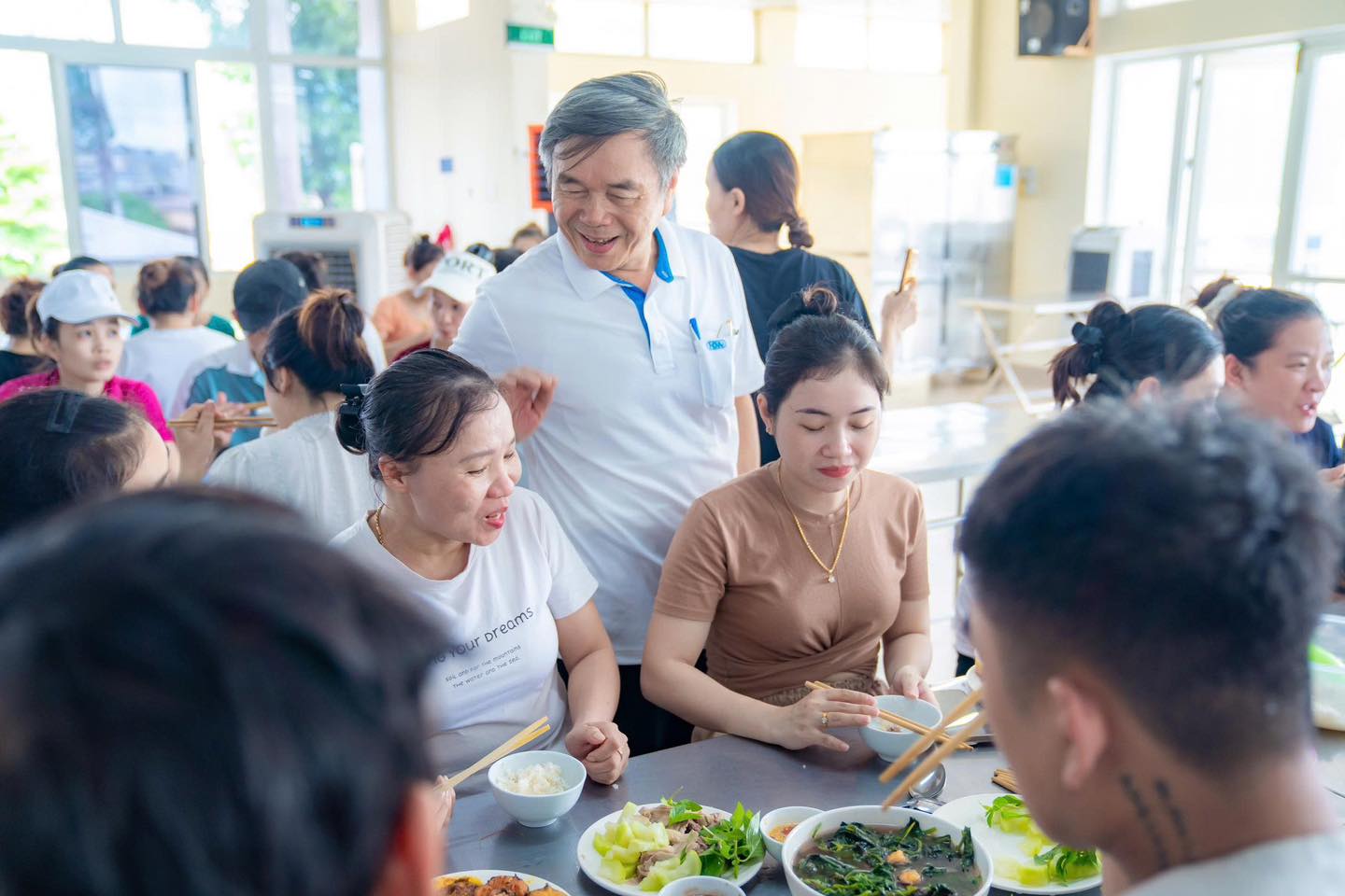 따뜻한 식사 외에도 후에 섬유 의류 주식회사 노동자들은 9월 2일 국경일에 포상금을 받았습니다. 사진: Thu Thuy