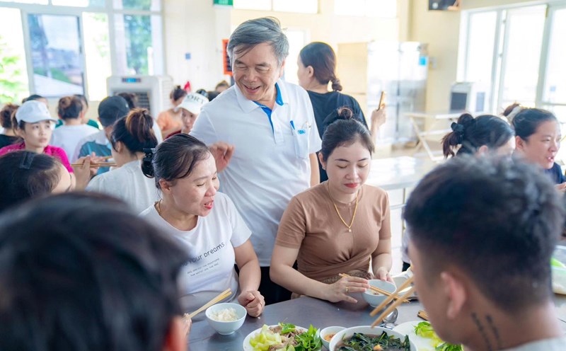 In addition to the intimate meal, employees of Hue Textile and Garment Joint Stock Company will also receive bonuses on the occasion of National Day, September 2. Photo: Thu Thuy
