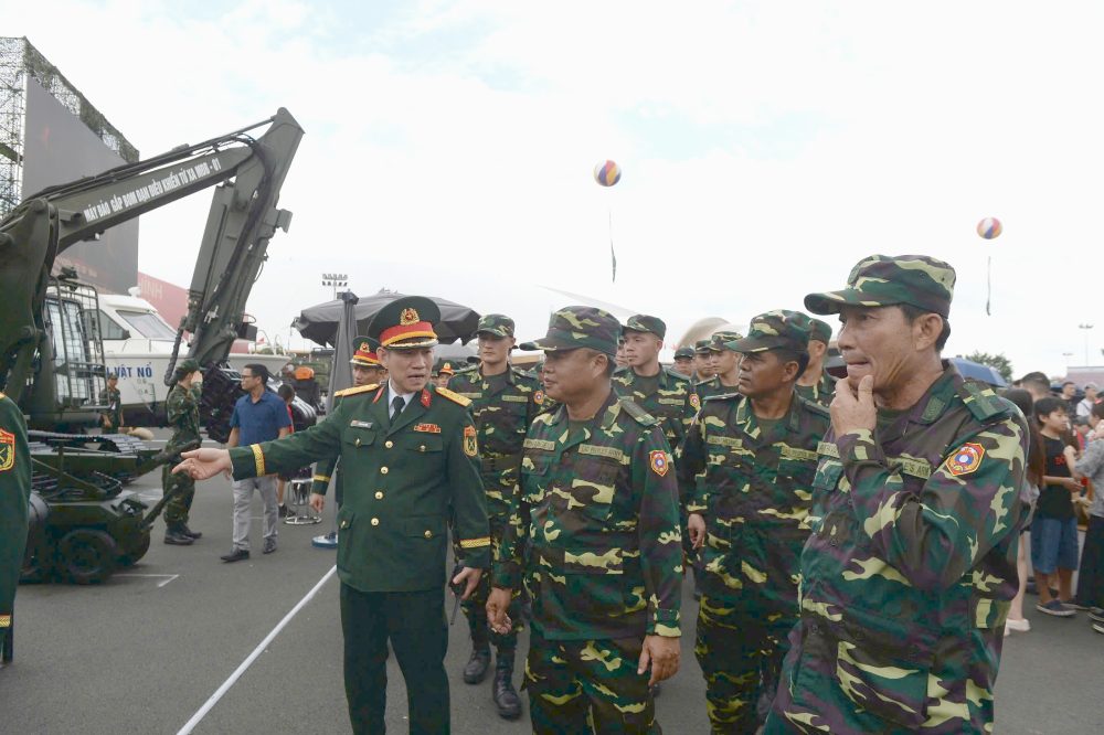 Doan quan nhan Lao