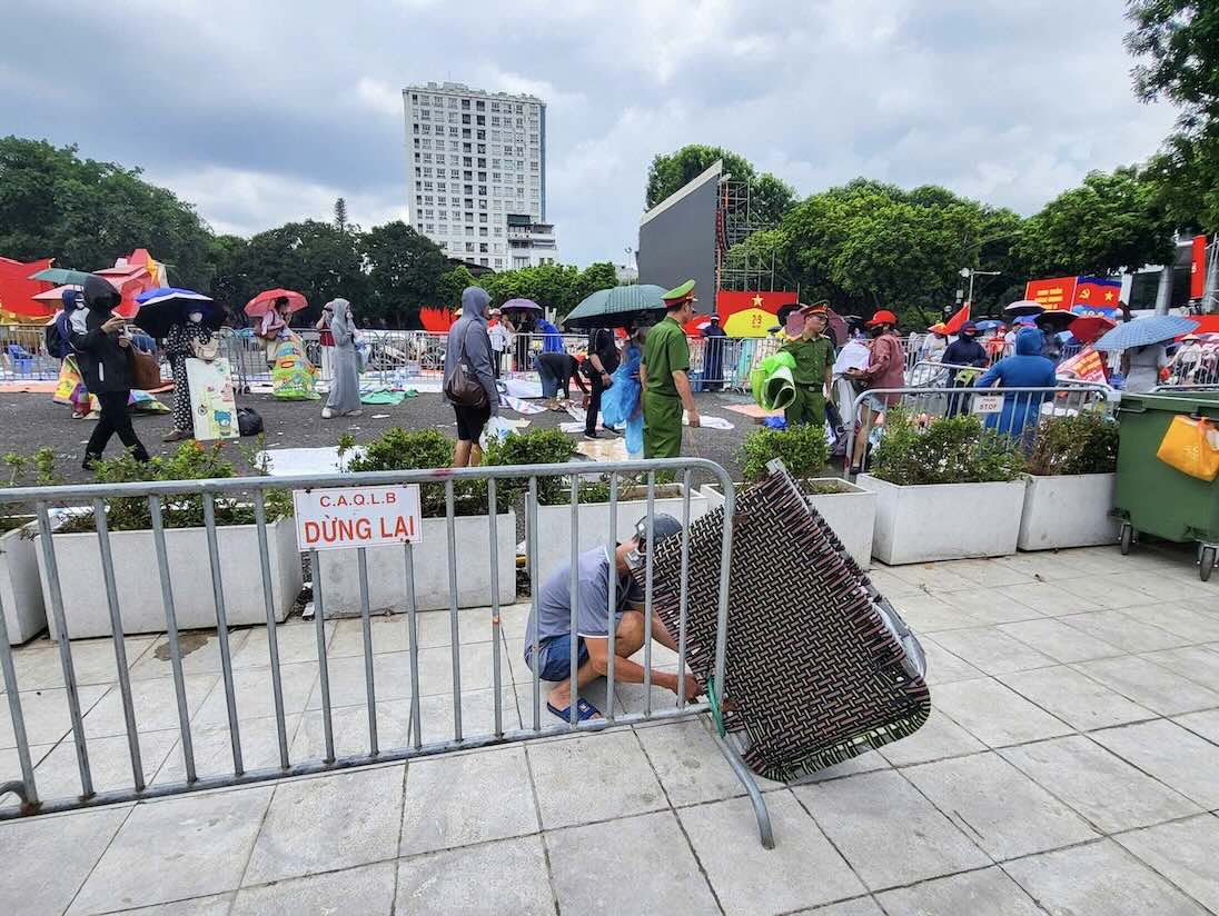 Ghe duoc khoa chat vao barie nham giu vi tri dep doc tuyen pho trung tam Ha Noi.