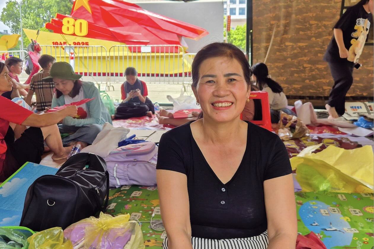 Anh: Giua cai nang oi a, ba Ha hao hung chia se hanh trinh ve Thu do, tham Lang Bac.
