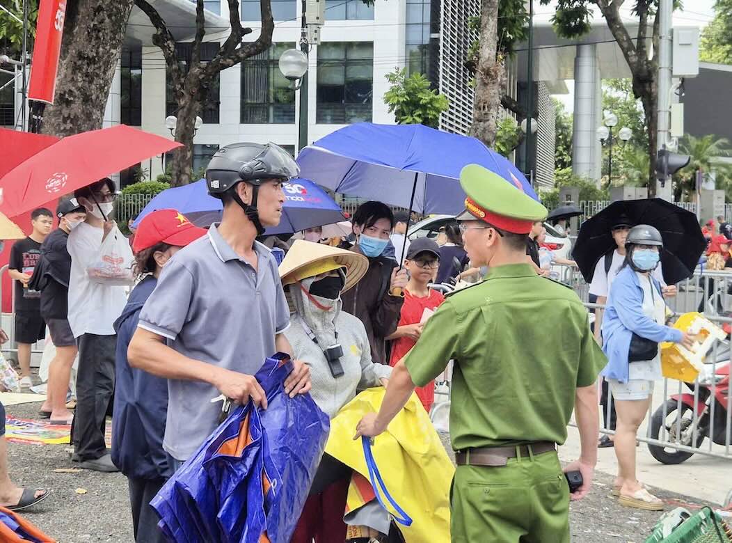 Luc luong chuc nang van dong nguoi dan thao do, giai tan de dam bao suc khoe va trat tu cong cong.