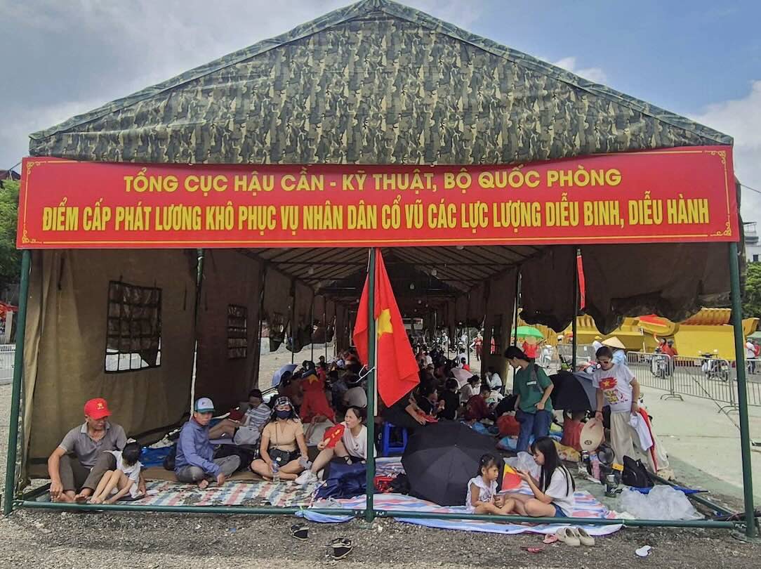 Nha bat duoc lap dung tai nhieu diem trung tam Ha Noi, phuc vu nguoi dan tranh nang, tranh mua trong dip le Quoc khanh.