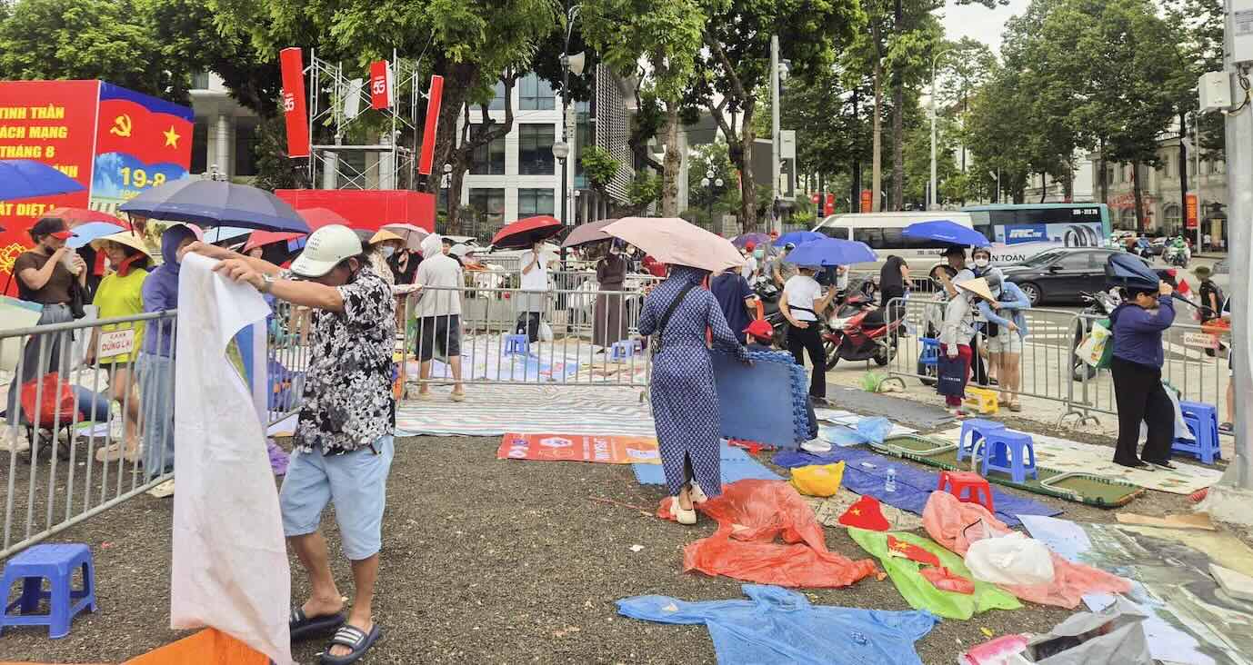 Nhieu nguoi trai chieu, mang ghe ra via he tu sang som 31.8 de giu cho xem dieu binh 2.9.