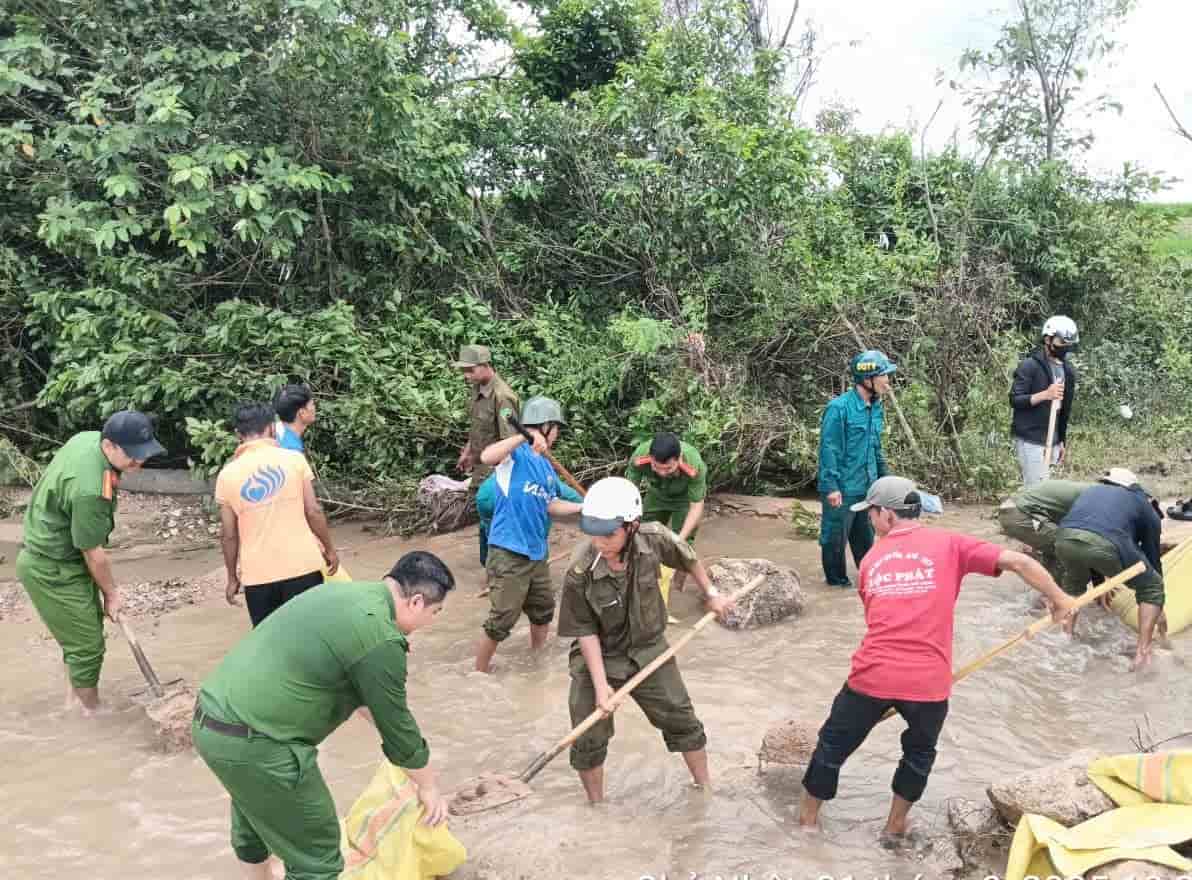 The road was eroded, the commune police and local people used sandbags and rocks to temporarily reinforce it to pass. Photo: Police