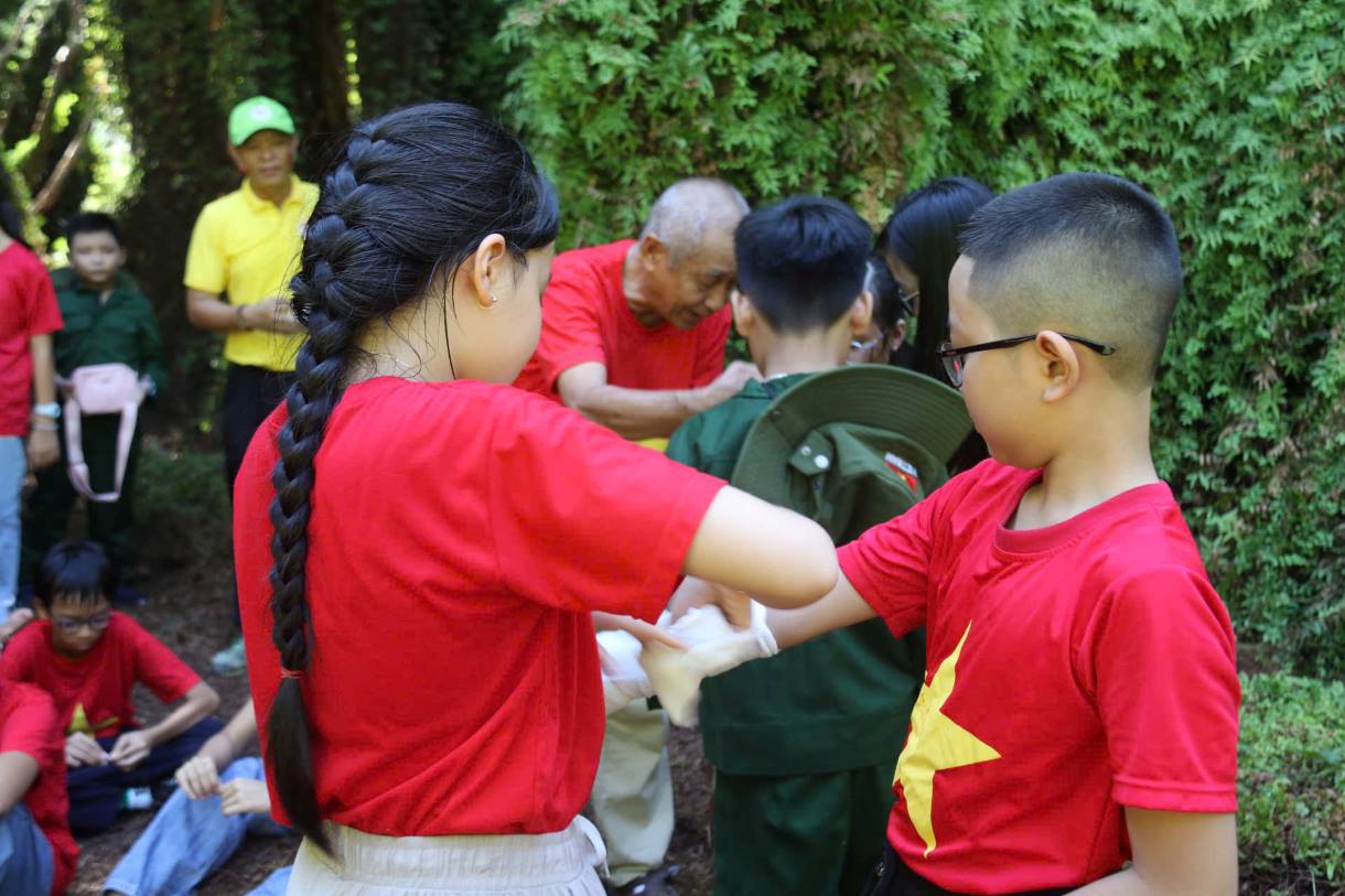 Cac em hoc sinh thuc hanh so cuu khi bi thuong. Anh: Phuong Linh