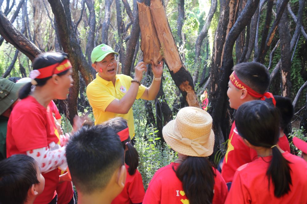 Mr. Pham Vu Thanh An shares about the vitality of cajuput trees in the very special forest of Khanh Hoa. Photo: Phuong Linh