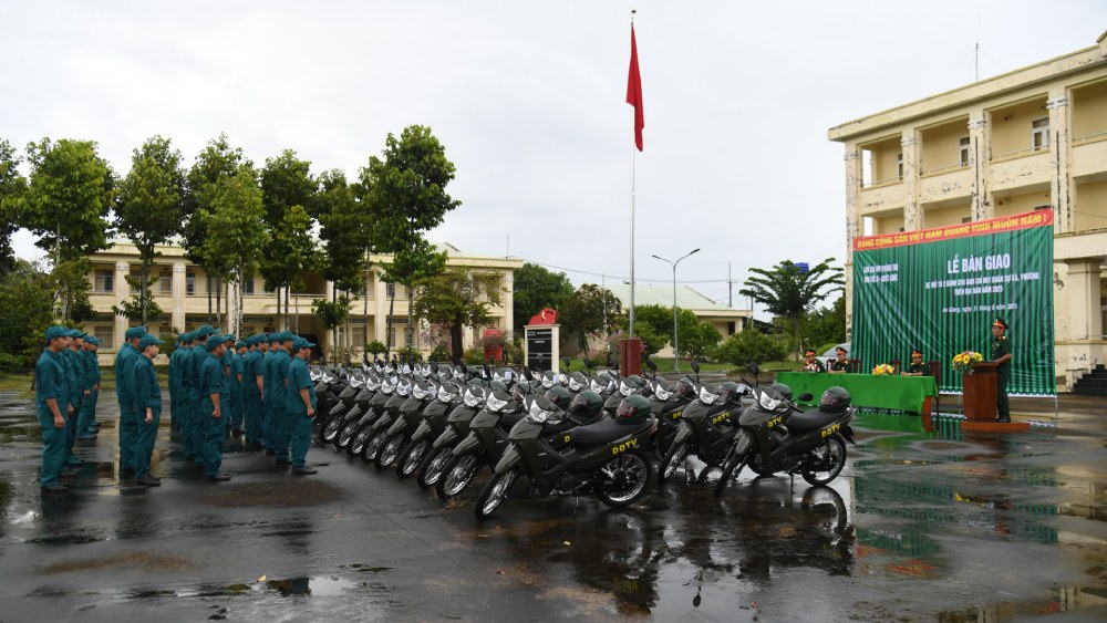 Delivrance de motos a 2 roues au commandement militaire des communes et quartiers. Photo : Phuong Vu
