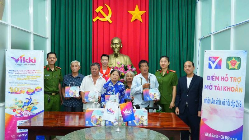 Dai dien Ngan hang So Vikki trao tang qua dien thoai thong minh cho cac ho dan co hoan canh kho khan tai Dong Nai. Anh: Vikki