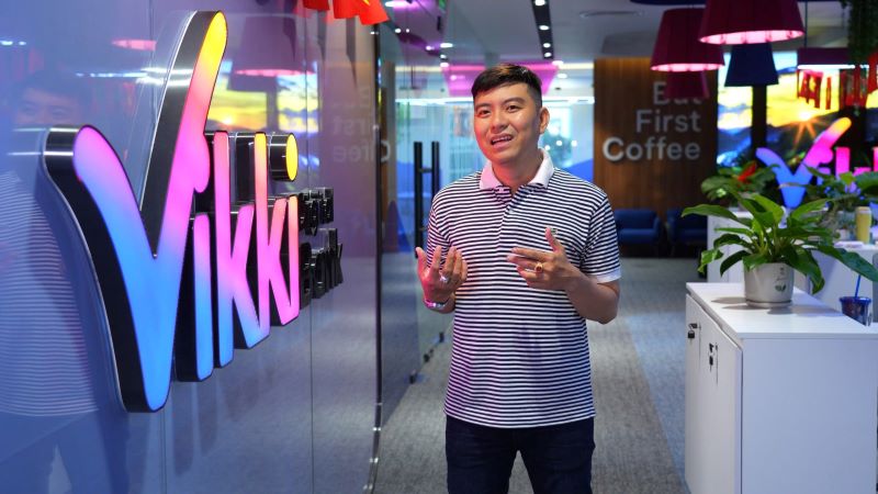 Cac khach hang nhan qua 1 chi vang thu 2 ngan tai Quang Ngai va khach hang thu 3 ngan tai TPHCM chia se niem vui den Ngan hang So Vikki khi biet tin nhan qua. Anh: Vikki