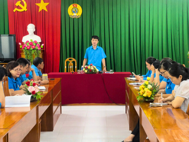 El Vicepresidente Permanente de la Federacion Laboral de la provincia de Lam Dong el Sr. Ho Cong Duong evalua las actividades del Sindicato del Grupo de Base 2 en la antigua provincia de Binh Thuan. Foto: My Huyen