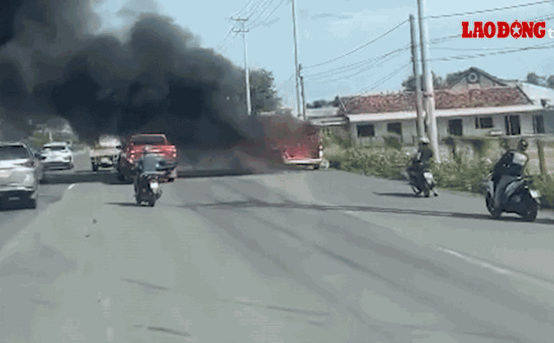 The fire caused black smoke on National Highway 51. Photo cut from clip