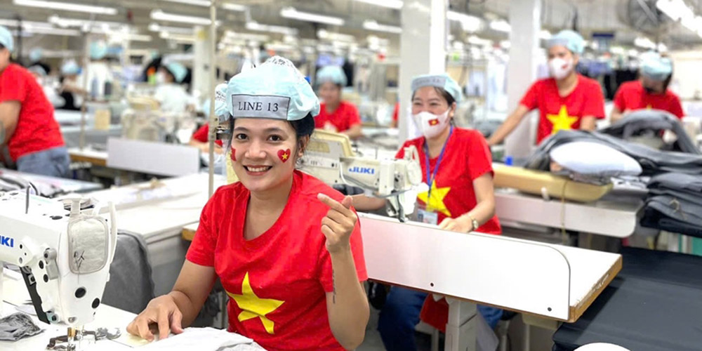 More than 600 cadres, union members, and workers of Scavi Quang Dien Company Limited wore the national flag while working. Photo: Scavi Quang Dien Company Limited Trade Union